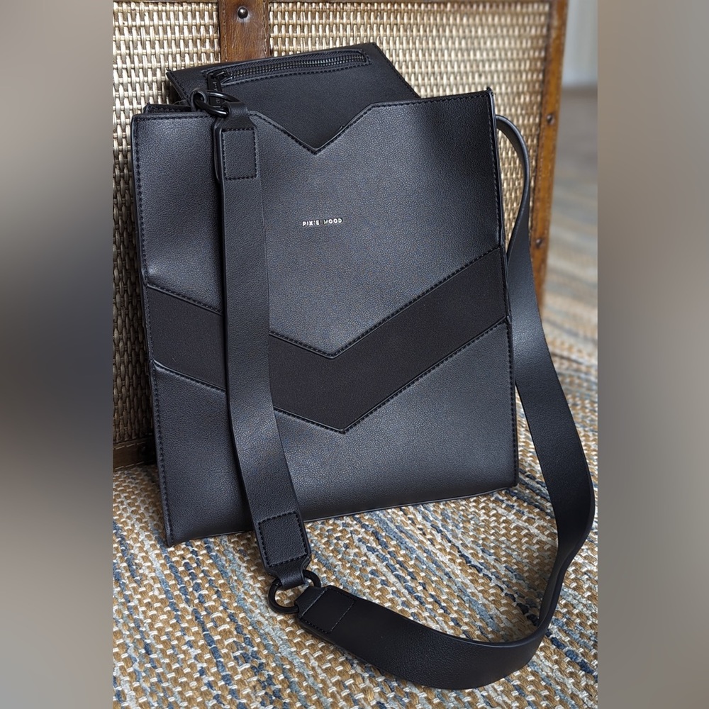 Pixie Mood like new museum collection crossbody solder bag